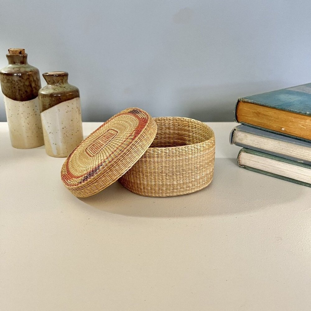 VINTAGE Woven Sweet Grass Square Basket With Lid 4.5” X 4.5 X 2.5 - Picture 7 of 7